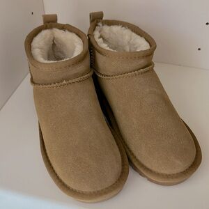 STEVE MADDEN “CABIN” TAN SUEDE BOOT. SIZE 6.0. BRAND NEW.